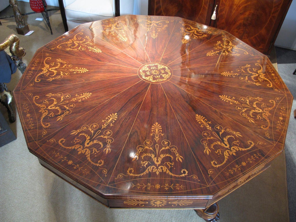 Français Table à tambour en bois de rose d'époque Charles X en vente