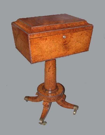 Superbement figuré Théière d'Amboyna de style Régence