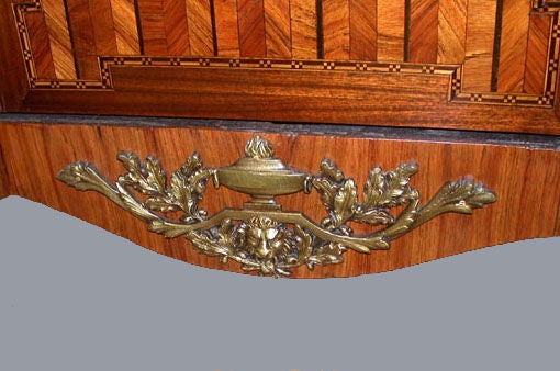  Commode de style Louis XV/XVI Transition en bois de roi et marqueterie Bon état - En vente à Montreal, QC