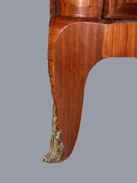 XIXe siècle  Commode de style Louis XV/XVI Transition en bois de roi et marqueterie en vente