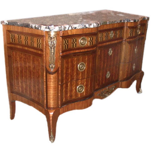  Commode de style Louis XV/XVI Transition en bois de roi et marqueterie en vente