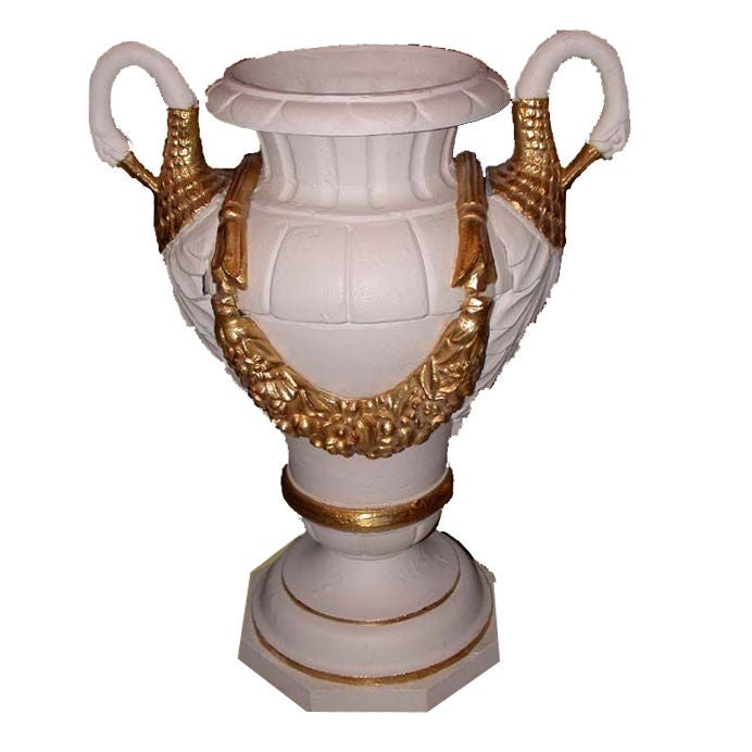 Coppia di jardinières in ghisa in stile Impero con manici a cigno e decorazioni a ghirlanda, dipinti di bianco con finiture dorate sulle decorazioni e poggianti su una base rotonda a gradini.