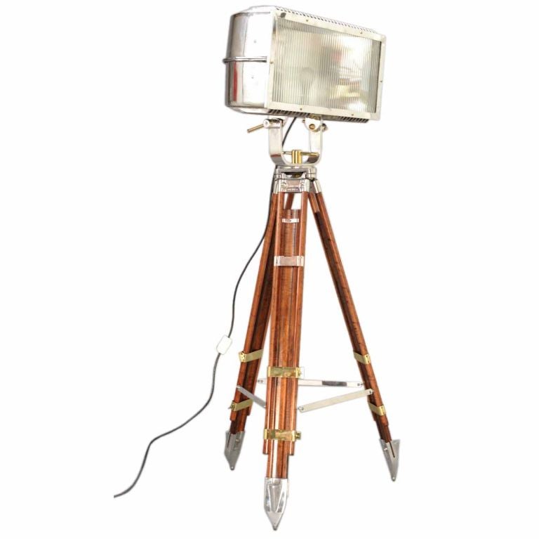 Curved Mirror Construction Light on a Distinguished Tripod