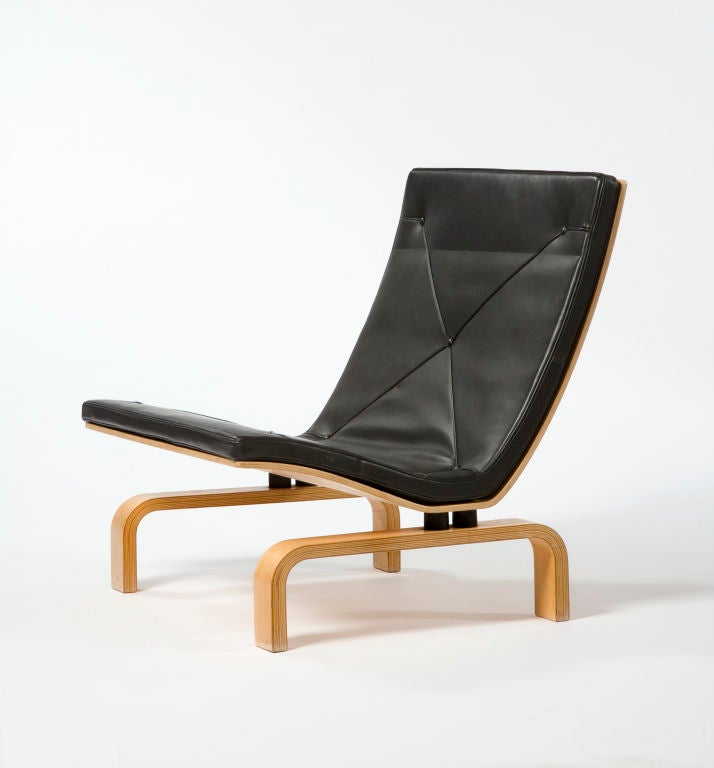 Pair of PK 27 lounge chairs in laminated ash and maple with original leather upholstery and rubber shock absorbers. Designed by Poul Kjaerholm for E. Kold Christensen, Denmark, circa 1971. (Seat height: 13.75