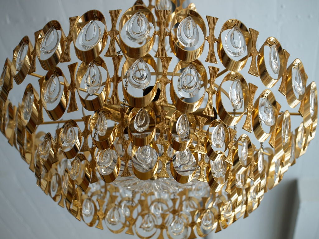a very sought after chandelier by Sciolari . it is from the early 1960's and it is in very good condition. there is a bit of age showing on the light sockets, but unseen when hung. other than that its truly perfect with all its crystal prisms.
2