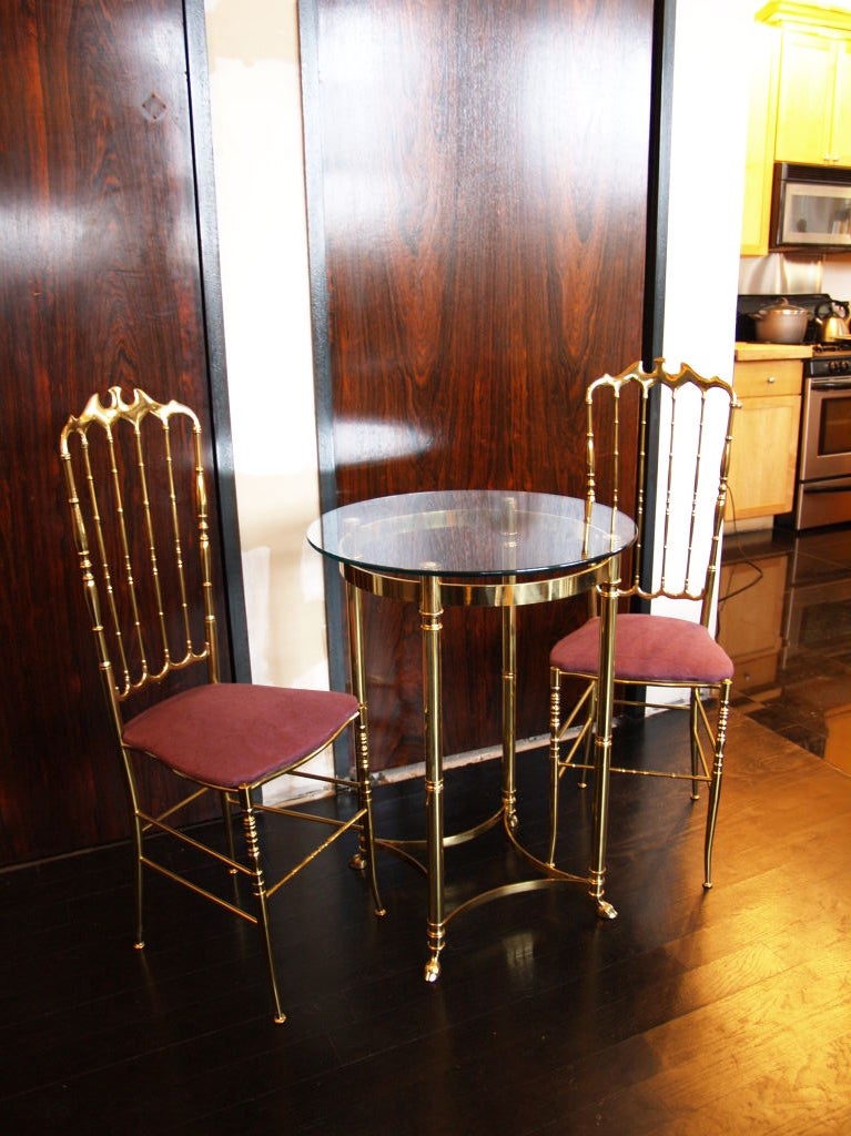 brass Chiavari chair and table set In Excellent Condition In Canaan, CT