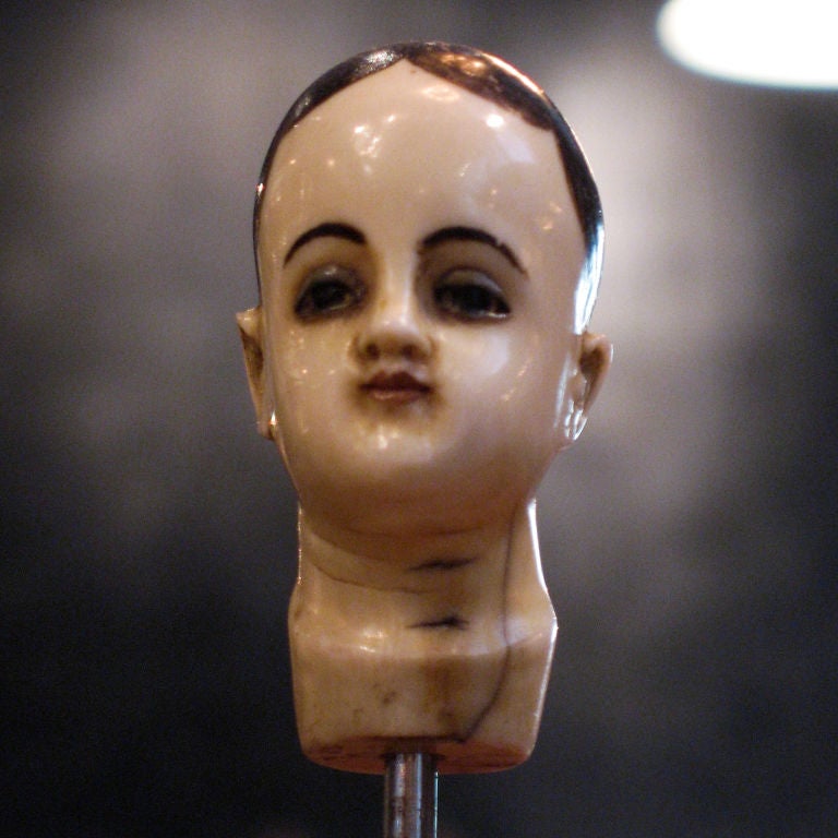 Miniatur Elfenbein geschnitzt Santos Kopf mit gemalten Details