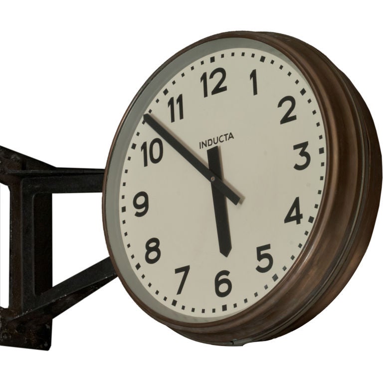 Horloge industrielle double face d'une gare sur 1stDibs