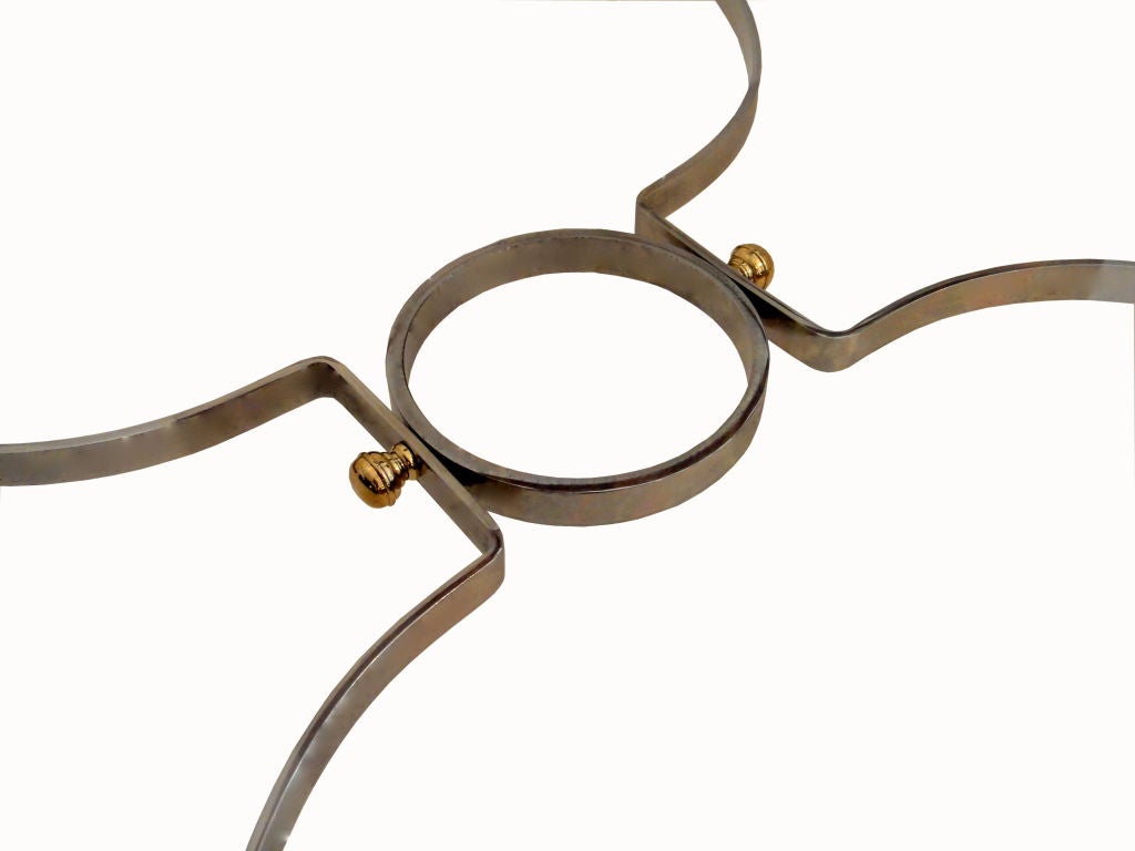 Tavolino rotondo grande ed elegante della Maison Jansen, realizzato in Francia.
Due patine combinate, acciaio lucido e ottone con piano in vetro smussato. 