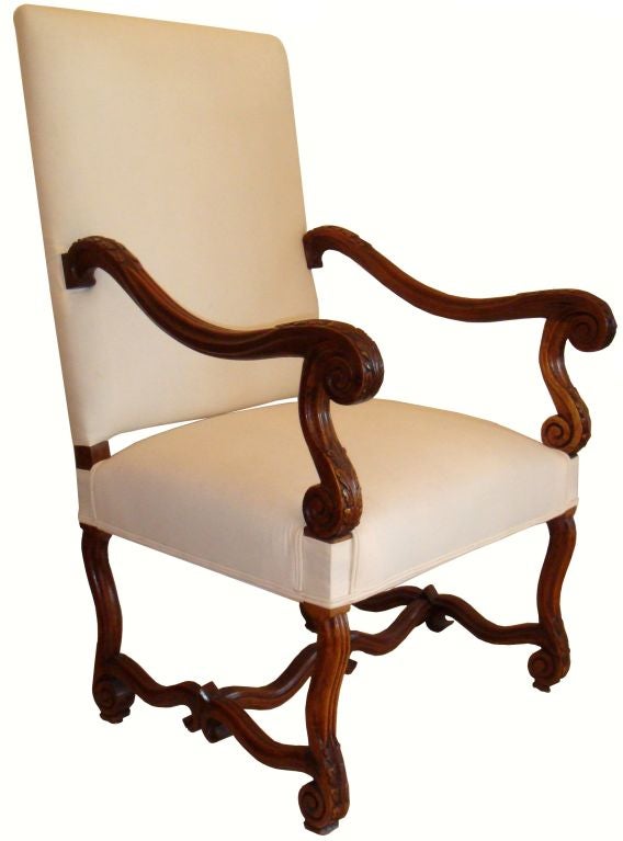 Paar Louis XIV Bergere Sessel aus handgeschnitztem Nussbaumholz, spätes 19. Jahrhundert, französisch, 3 Akanthusblätter auf jedem verschnörkelten Arm und Beinen, sehr elegante Querstrebe.
In originalem cremefarbenem, beigem Leinenstoff. Wir