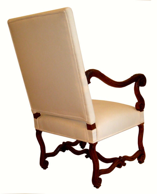 Paar Bergere-Sessel im Louis XIV.-Stil aus geschnitztem Nussbaumholz, Frankreich (Handgeschnitzt) im Angebot