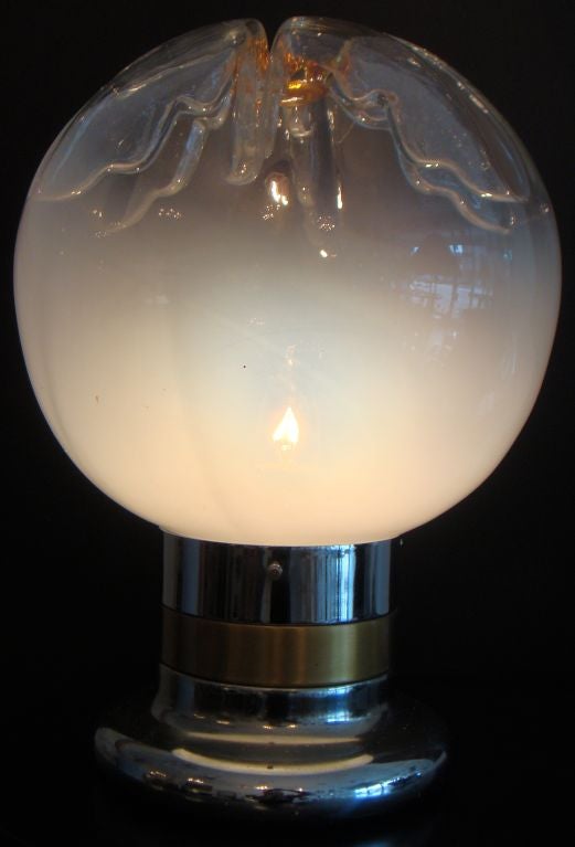 Lámpara de sobremesa italiana moderna de mediados de siglo de MAZZEGA.
Globo de cristal de Murano soplado montado sobre un cilindro cromado con detalles de latón.
Recableado de EEUU.  