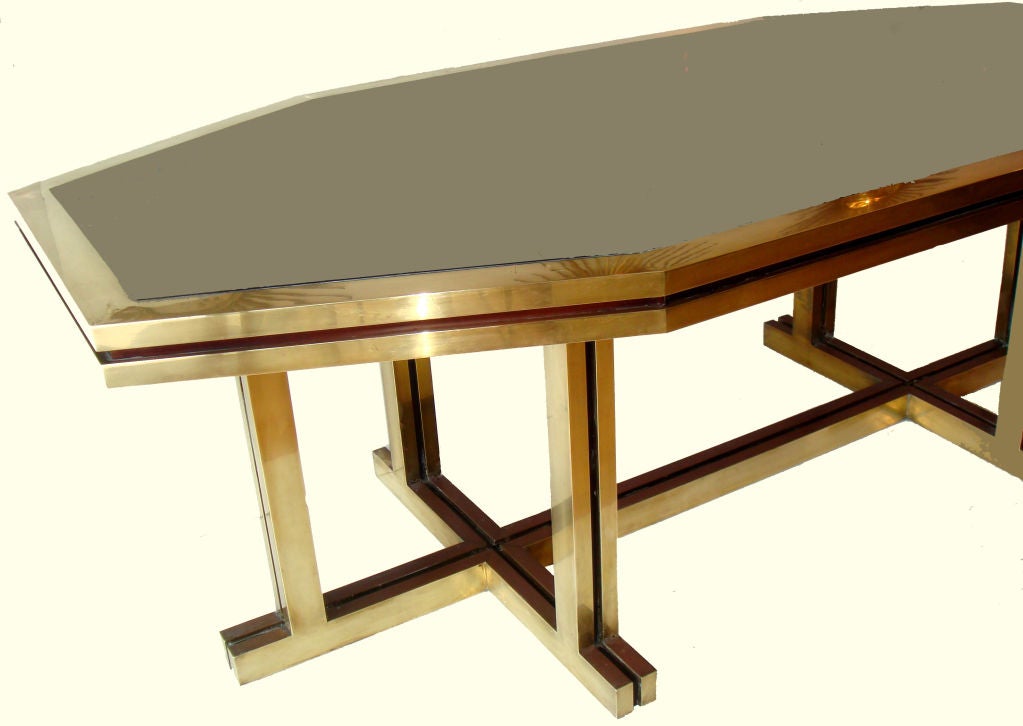 Achteckiger Esstisch oder Schreibtisch aus Messing mit Rauchglasplatte von Maison Jansen, Frankreich (Moderne der Mitte des Jahrhunderts) im Angebot