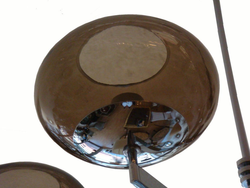 Modernistischer Kronleuchter aus poliertem Chrom von Gaetano Sciolari
Original geräucherte Schirme. 
Passende Wandleuchten verfügbar TB # C156: Bild 3 & 4.