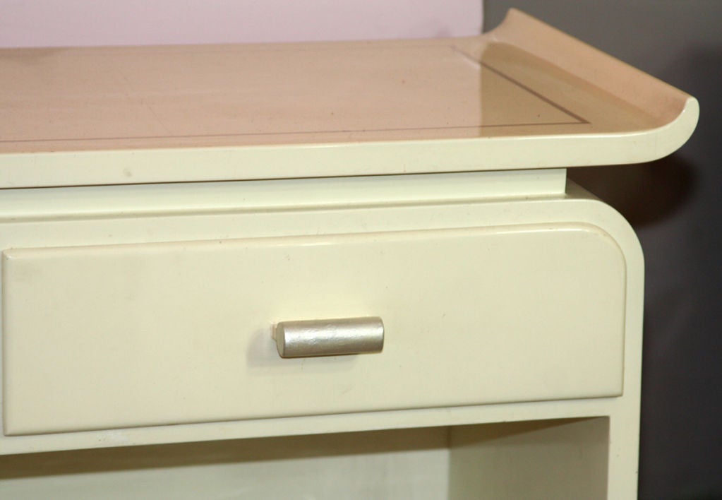 Lacquered end table in off-white and silver