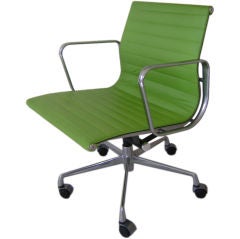 Eames Aluminum Group Swivel Desk Chair in Green Leather