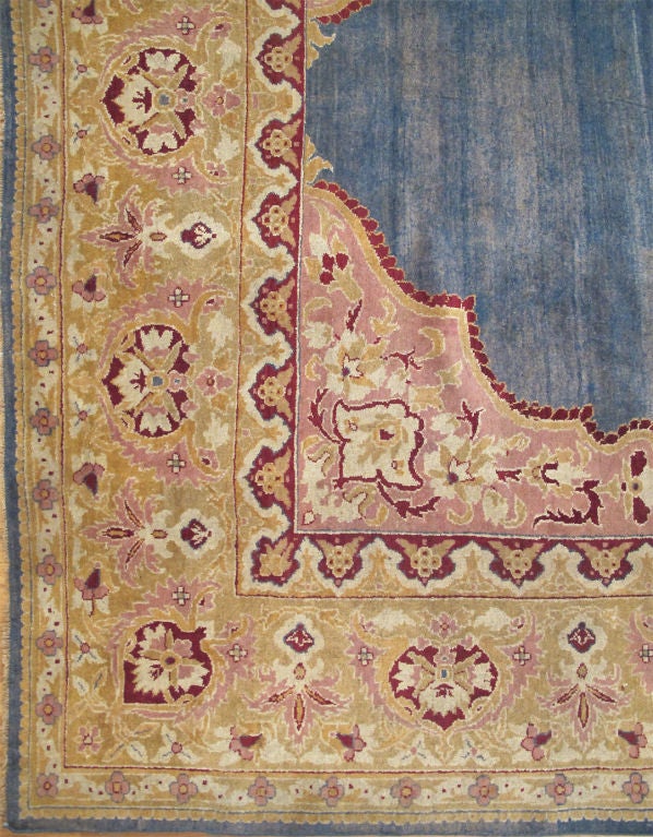 Antiker indischer Agra-Teppich des 19. Jahrhunderts mit massivem blauem Hintergrund (Indisch) im Angebot