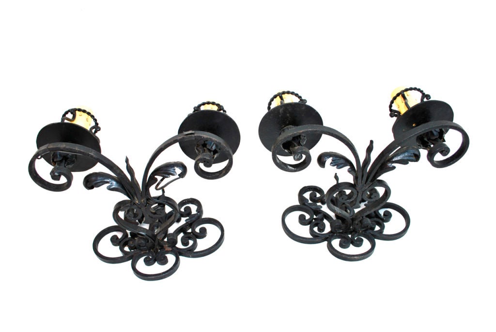 n'oubliez pas que nous avons plus de trois mille appliques anciennes et plus de mille lampes anciennes, nous ne pouvons pas tout mettre sur 1stdibs, si vous avez besoin d'une paire spécifique d'appliques ou de lampes, demandez-nous, nous l'avons