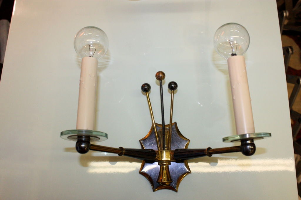 Una coppia di appliques di grande effetto e di ottima fattura, con finiture in metallo e ottone.

Sono disponibili cinque coppie.