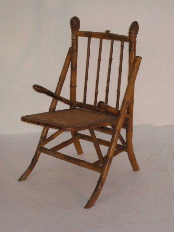 Chaise anglaise en bambou du début du 20e siècle
Une pièce d'appoint idéale pour tout type de décor
C'est plus un fauteuil d'appoint qu'un siège de conversation.
 