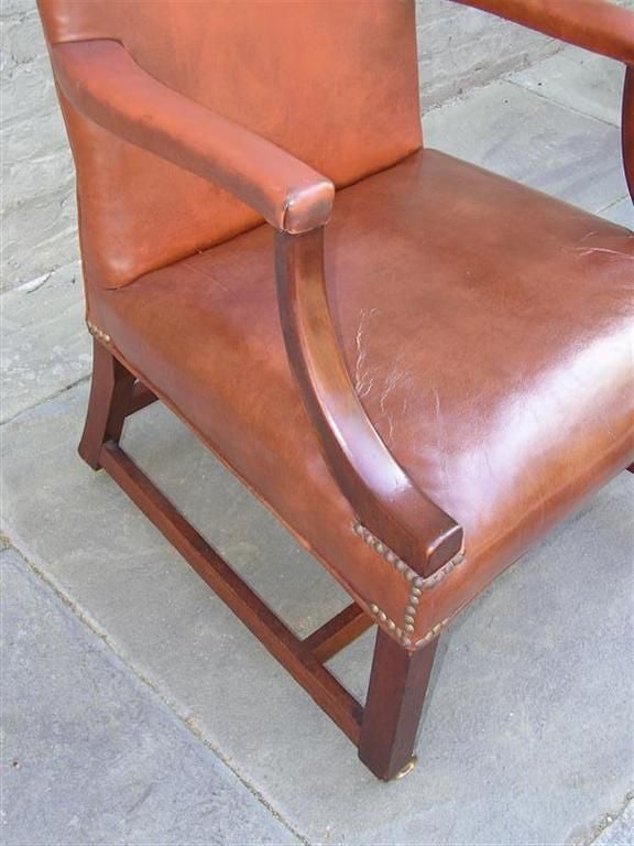 Paire de fauteuils anglais en cuir en vente 2