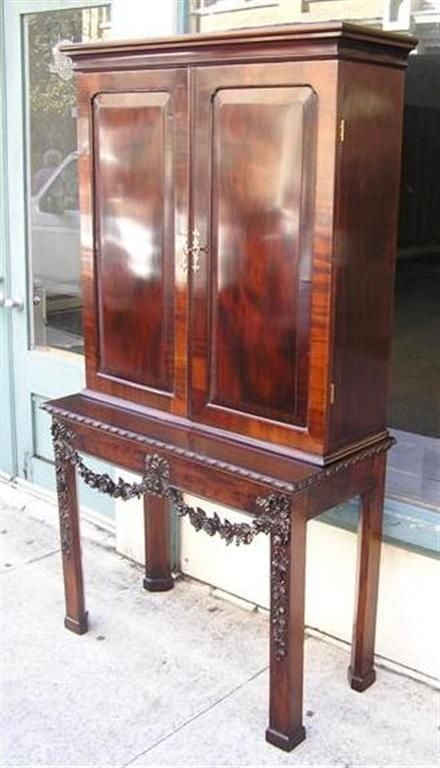 Bureau / bibliothèque sur pied en acajou de style Chippendale anglais, avec des portes assorties aux livres, des bordures moulées à godrons, des trous de pigeon à l'intérieur au-dessus de quatre tiroirs, des étagères intérieures réglables, des