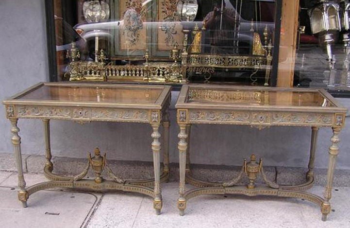 Paar italienische bemalte und vergoldete Urnen-Vitrinen.  Um 1780 (Spätes 18. Jahrhundert) im Angebot