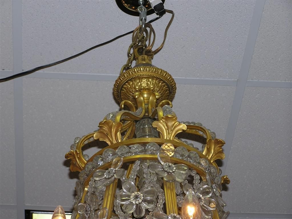 Sechzehnflammiger Baccarat-Kronleuchter aus vergoldeter Bronze und Kristall mit Blattwerk aus Frankreich, um 1810 (Louis XVI.) im Angebot