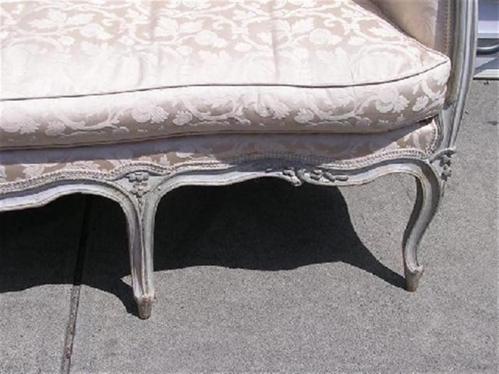 Louis XVI Paire de canapés français en soie sculptés et peints à la main. Signé Carpentier. Datant d'environ 1780 en vente