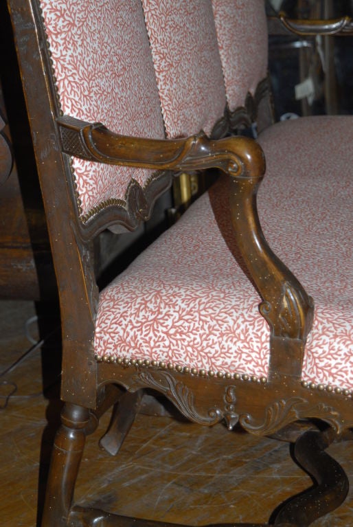 18th Century  Italian Carved Walnut Settee For Sale 3