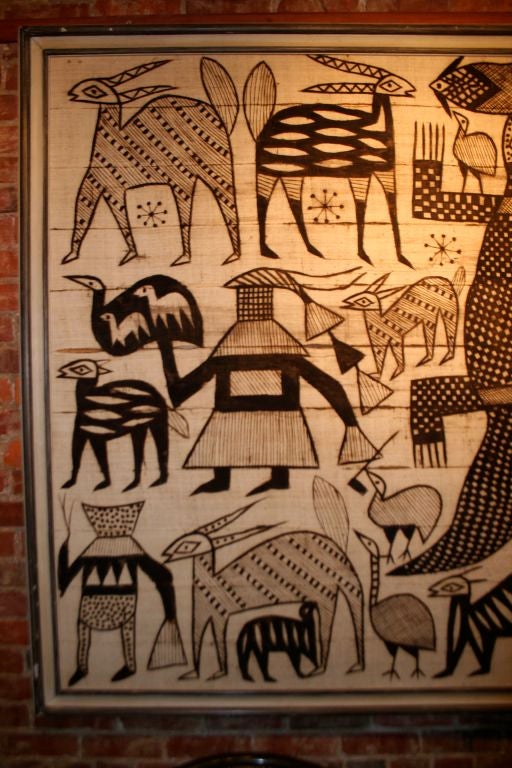 Il s'agit d'un tissu de coton filé, tissé et peint à la main, pour lequel un village entier participe à sa création. Les femmes de la tribu Korhoga filent le coton, tandis que les hommes tissent et cousent le tissu pour en faire une grande toile.