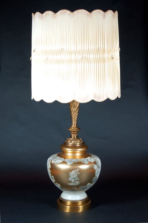Fabelhafte, mit Blattgold bemalte Eglomise-Lampen im Rokoko-Stil mit plissierten Seiden- und Kristallschirmen. Grandioser Maßstab, über zwei Meter hoch!