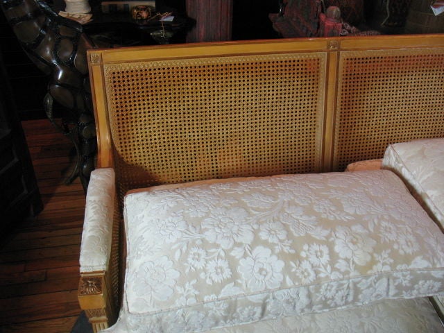 Zweiteiliges Hollywood-Regency-Sofa mit Rohrrücken aus der Mitte des Jahrhunderts im Zustand „Gut“ im Angebot in Asheville, NC