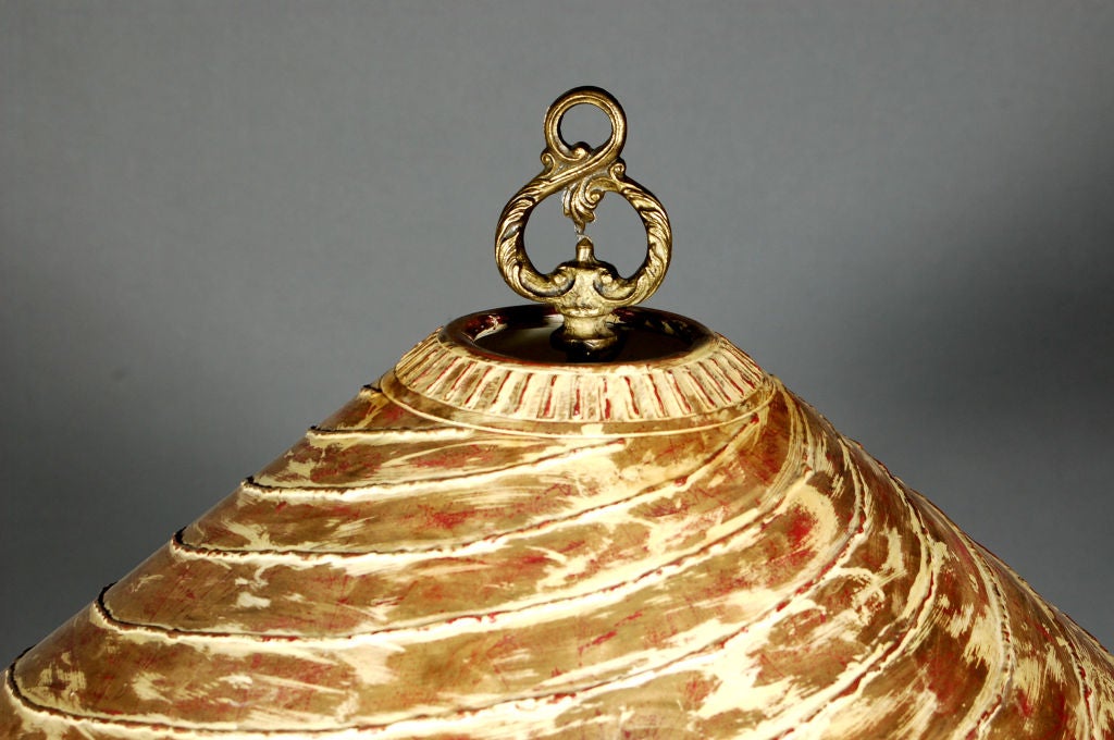 Stehlampen von Fine Art aus der Mitte des Jahrhunderts mit antikem Finish; schwere goldene Kompositschirme mit Messingknäufen.