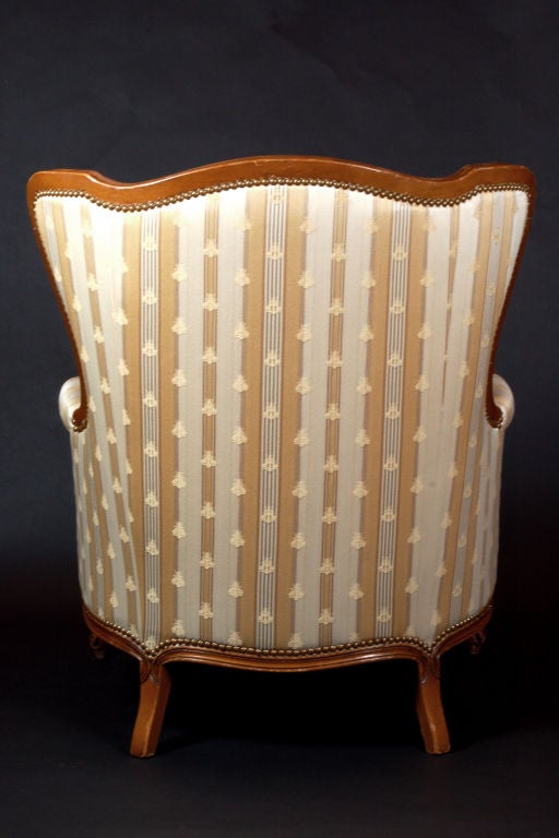 Paire de chaises Bergere avec tapisserie d'abeille napoléonienne Excellent état - En vente à Asheville, NC