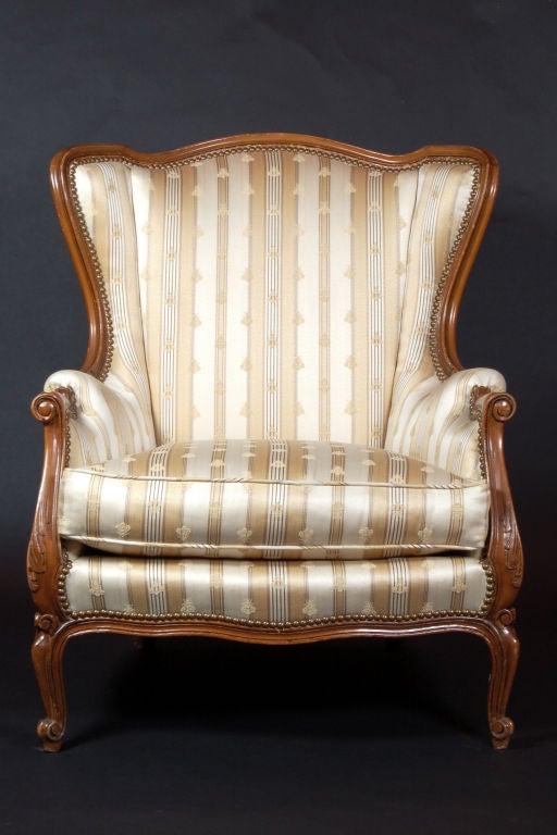 XIXe siècle Paire de chaises Bergere avec tapisserie d'abeille napoléonienne en vente