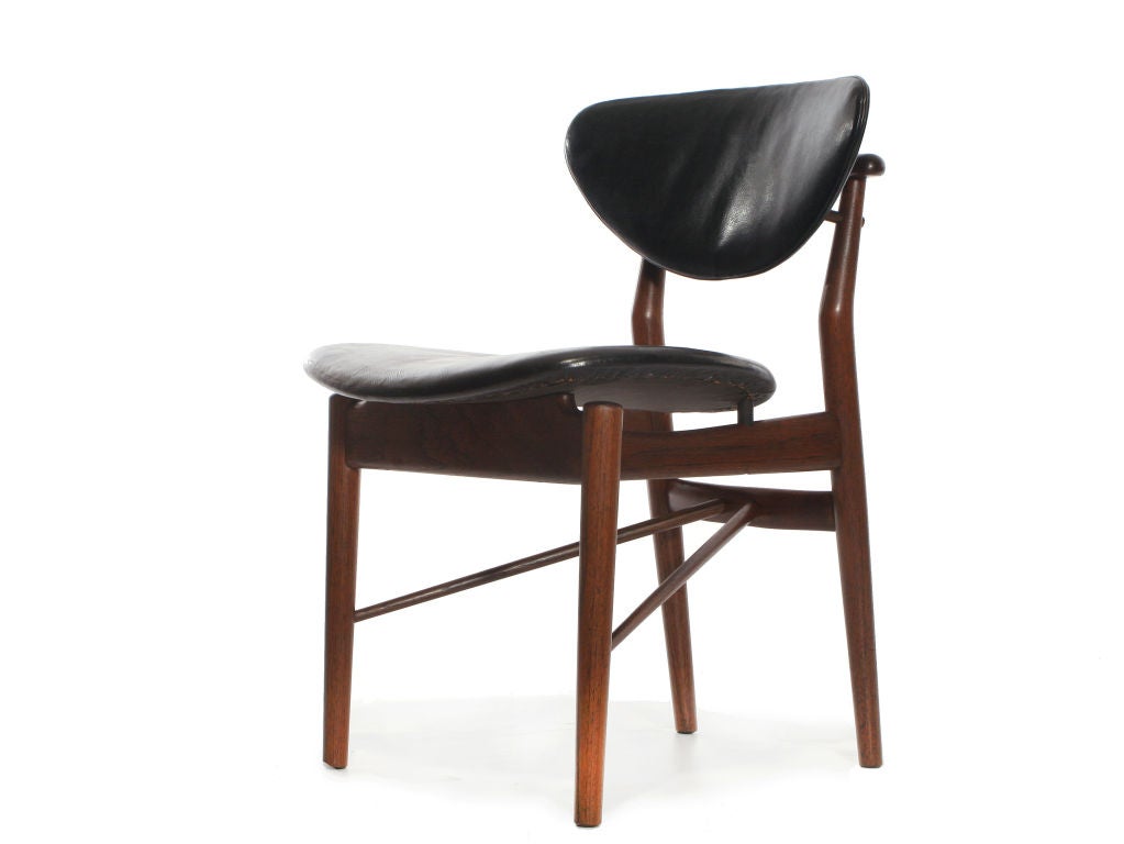 A light and elegant side chair in teak with a 