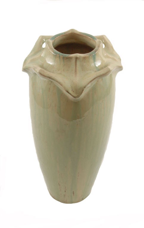 Vase monumental en céramique, richement émaillé de crème, de brun et de bleu pâle, avec quatre anses appliquées et en relief au niveau de l'épaule, signé.