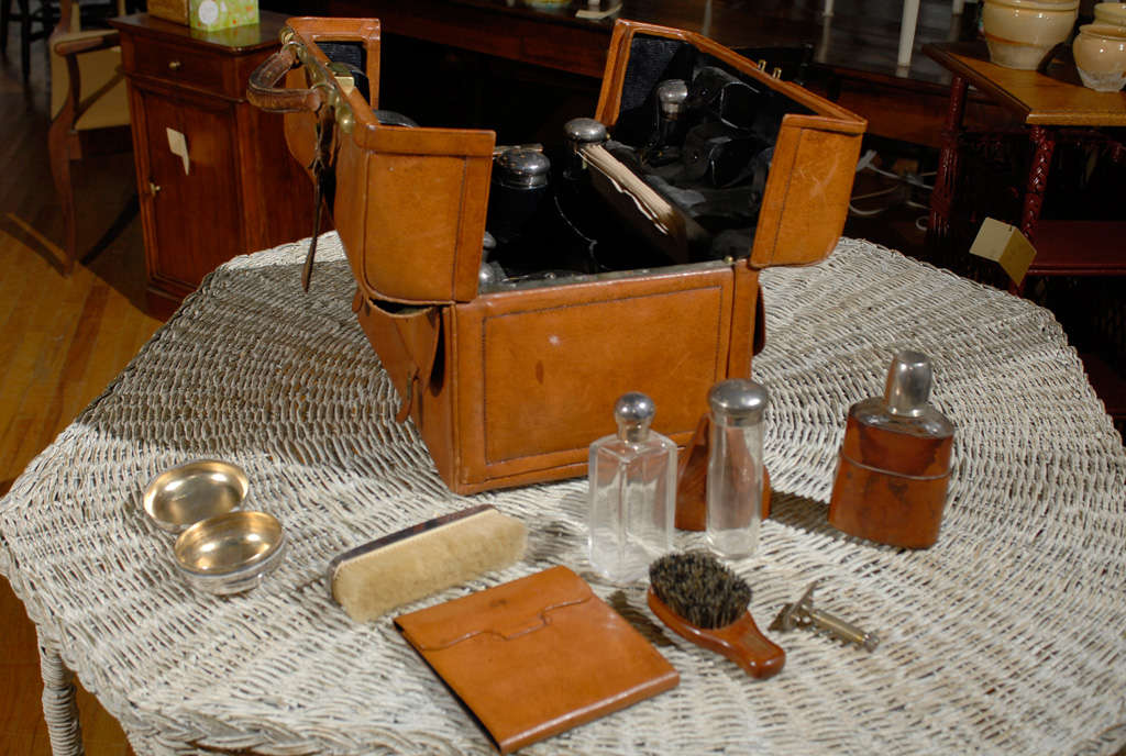 Early 20th Century English Gentleman's Traveling Necessaire 3