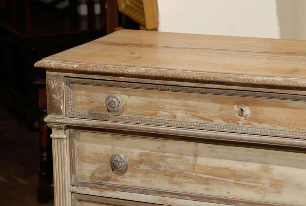 Italian 1820s Patinated Four-Drawer Chest with Classical Details and Claw Feet In Good Condition In Atlanta, GA
