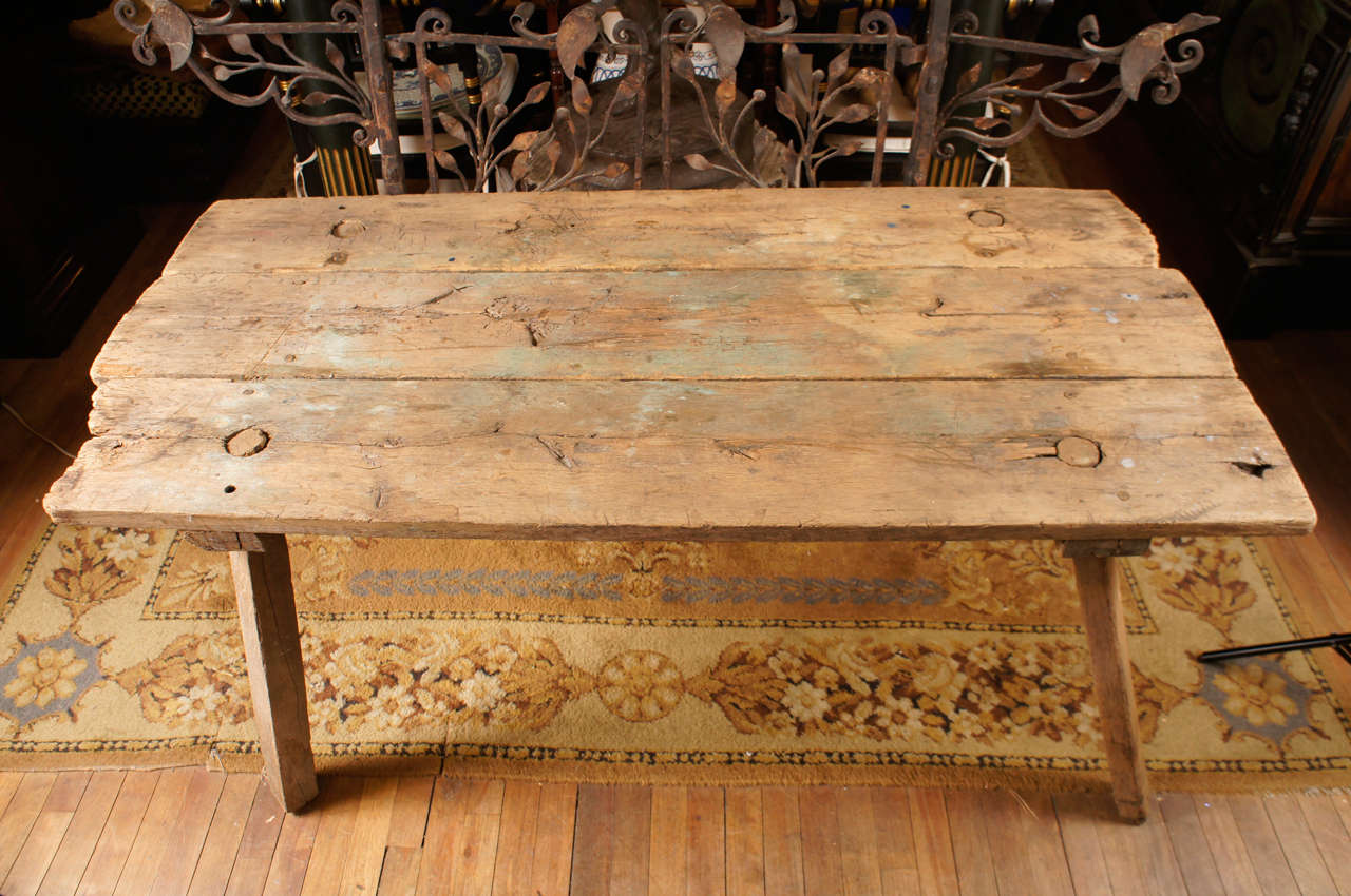 Klappbarer Arbeitstisch mit Hahnentrittmuster aus dem frühen 19. Jahrhundert (Rustikal) im Angebot