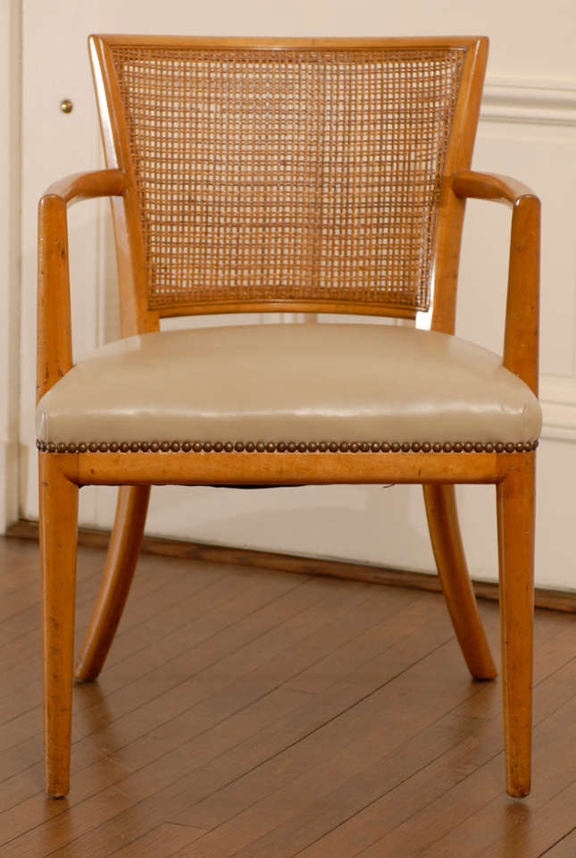 Ein fabelhaftes restauriertes Paar Sessel mit Rohrrücken im Stil von Robsjohn--Gibbings (Moderne der Mitte des Jahrhunderts) im Angebot