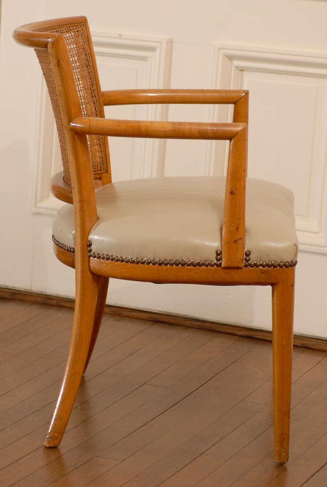 Ein fabelhaftes restauriertes Paar Sessel mit Rohrrücken im Stil von Robsjohn--Gibbings (amerikanisch) im Angebot