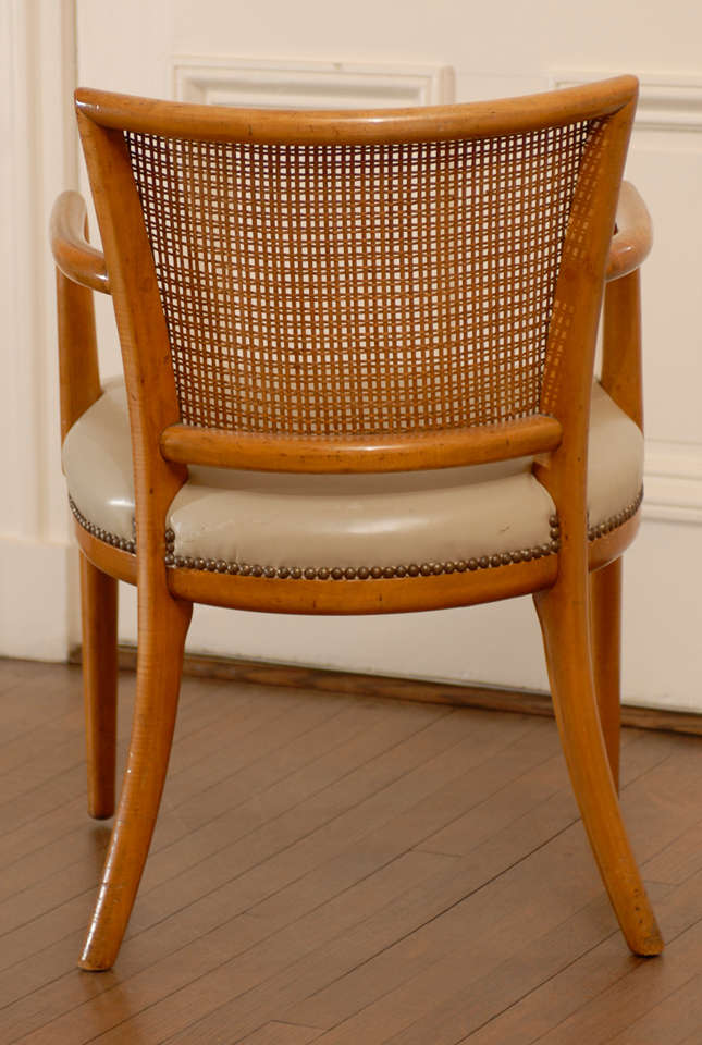 Ein fabelhaftes restauriertes Paar Sessel mit Rohrrücken im Stil von Robsjohn--Gibbings im Zustand „Gut“ im Angebot in Atlanta, GA