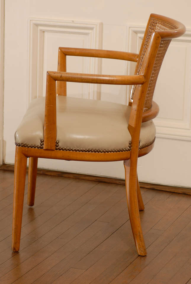 Ein fabelhaftes restauriertes Paar Sessel mit Rohrrücken im Stil von Robsjohn--Gibbings (Mitte des 20. Jahrhunderts) im Angebot