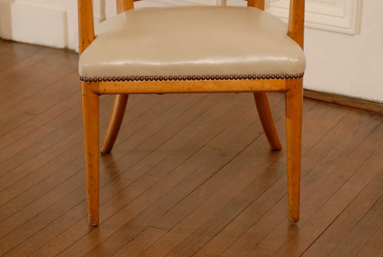 Ein fabelhaftes restauriertes Paar Sessel mit Rohrrücken im Stil von Robsjohn--Gibbings im Angebot 1