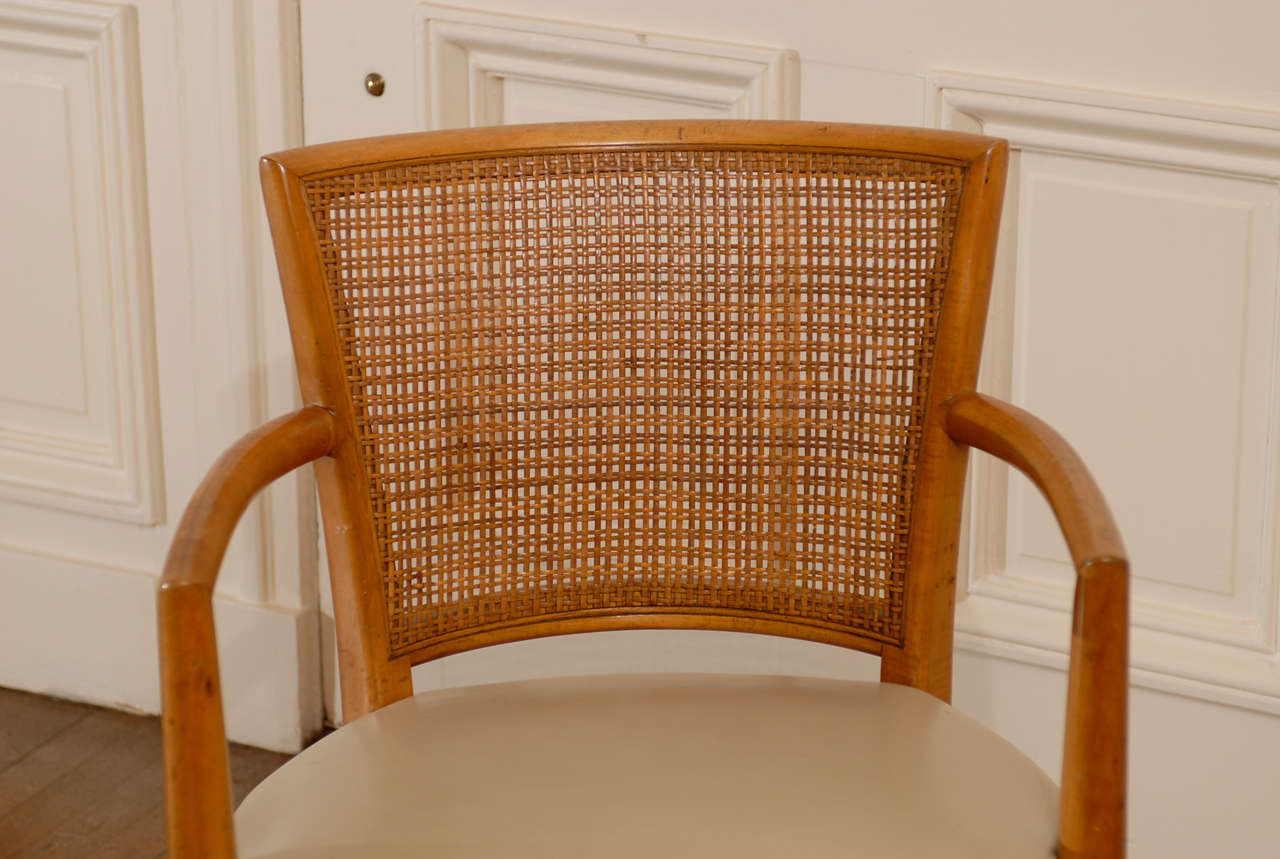 Ein fabelhaftes restauriertes Paar Sessel mit Rohrrücken im Stil von Robsjohn--Gibbings im Angebot 2