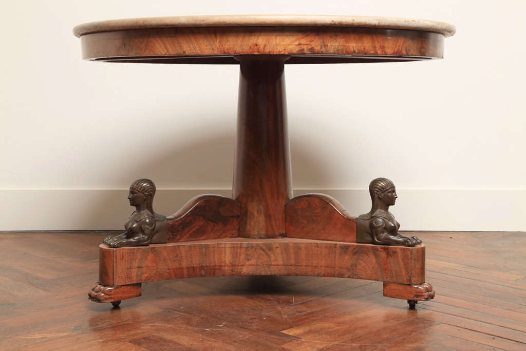 Mahogany Guéridon decorated with bronze sphinxes For Sale