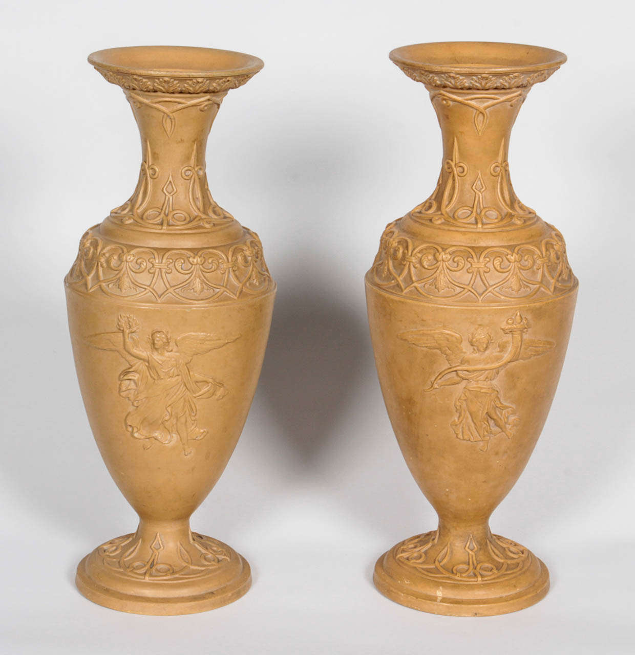 Ein Paar bemalte Terrakotta-Urnen mit klassischen Figuren und Verzierungen, frühes 20
