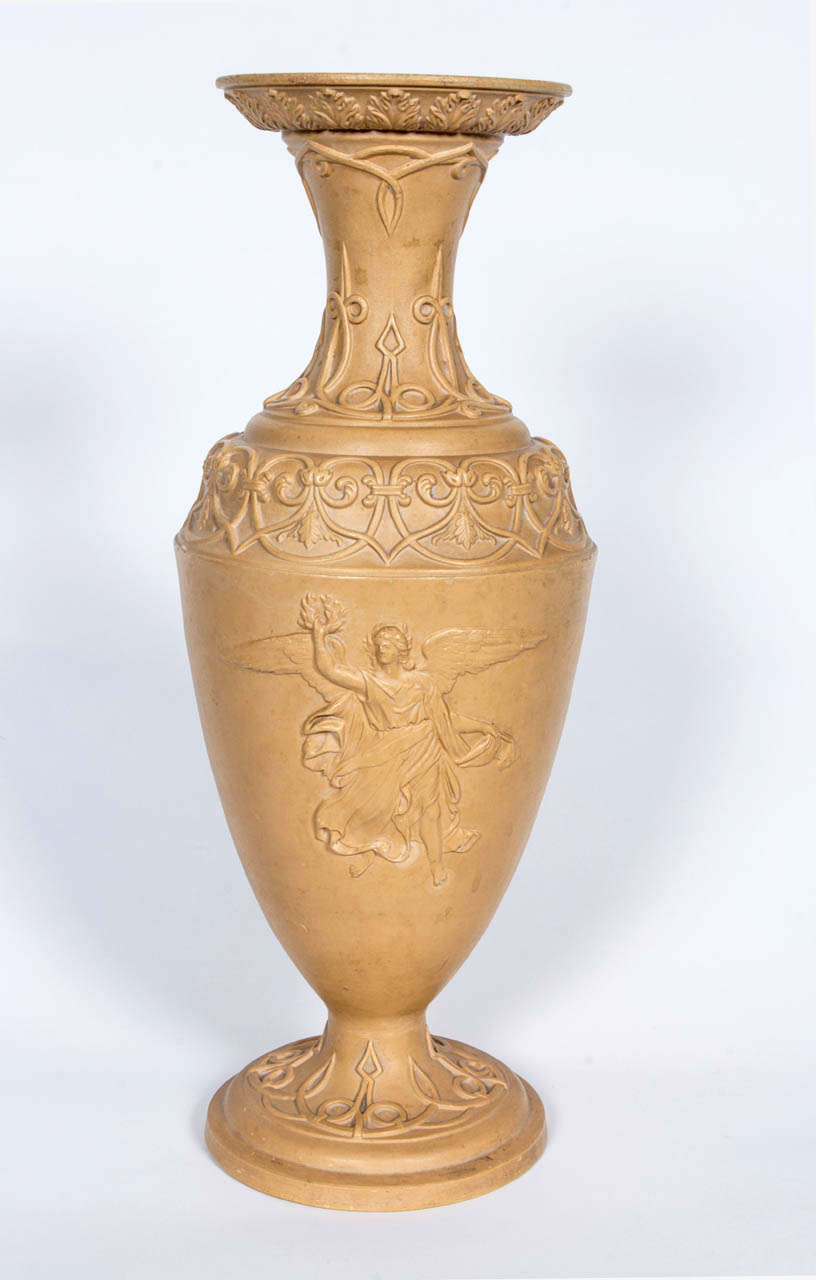 A pair of Terracotta Urns In Good Condition For Sale In New York, NY